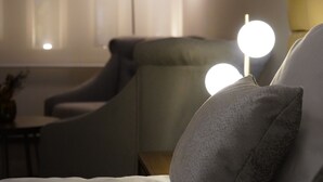 A hotel room with a bed, a chair, and a standing lamp. - Antigua Hotel Boutique (Atizapan de Zaragoza)