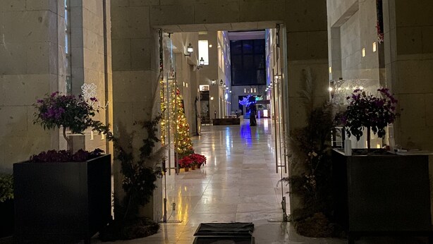 A hotel entrance with a modern design, featuring a glass facade, a central staircase, and a Christmas tree. - Antigua Hotel Boutique (Atizapan de Zaragoza)