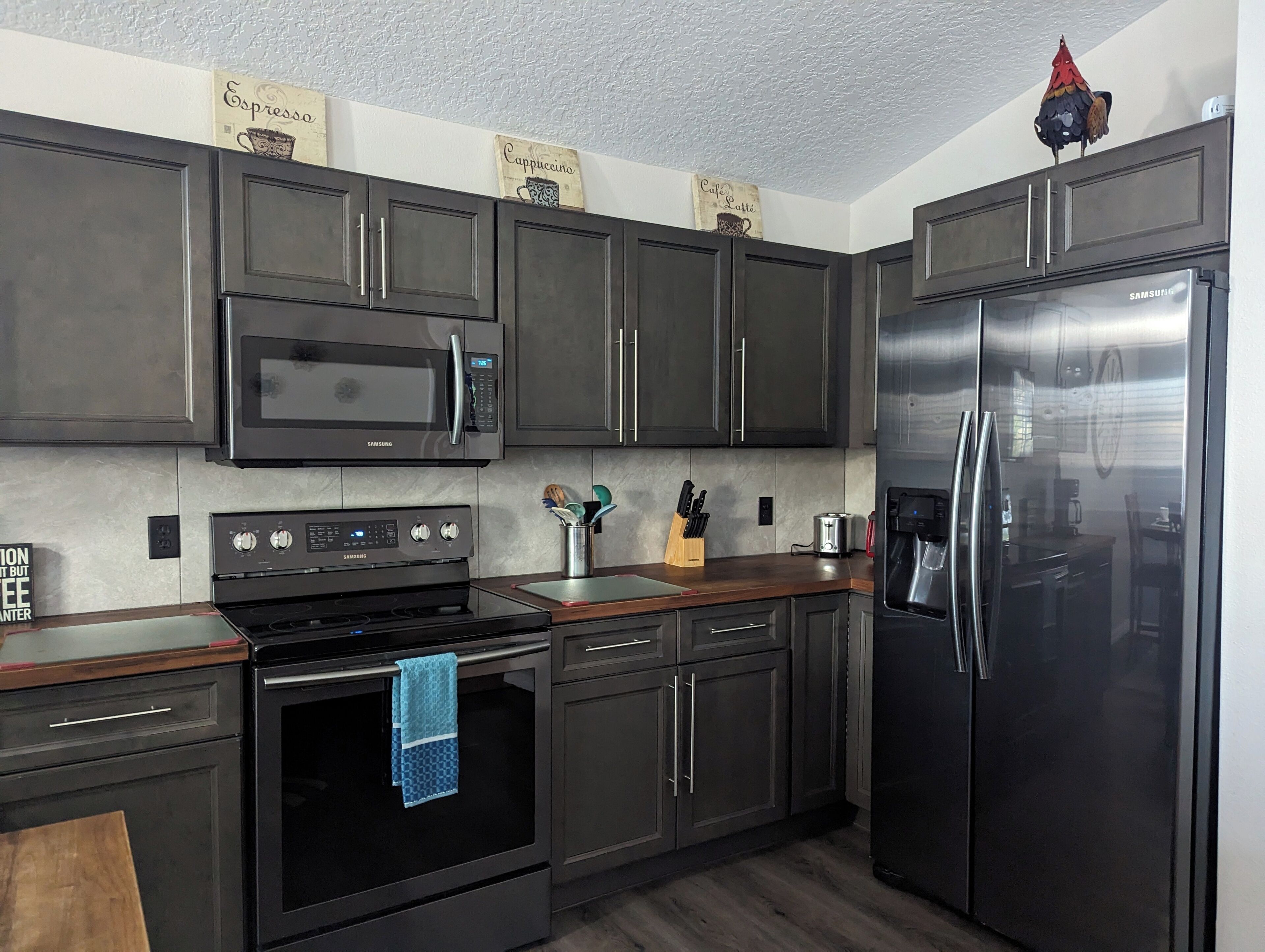 Refrigerador, microondas, horno y parrilla de estufa 