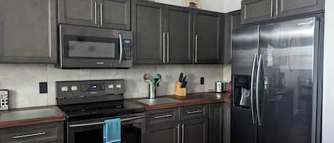 Réfrigérateur, four à micro-ondes, un four, surface de cuisson