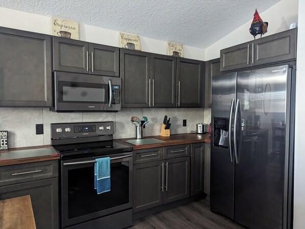 Kühlschrank, Mikrowelle, Ofen, Herdplatte