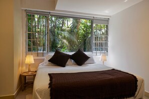 1 Schlafzimmer, Zimmersafe, Schreibtisch, Bügeleisen/Bügelbrett