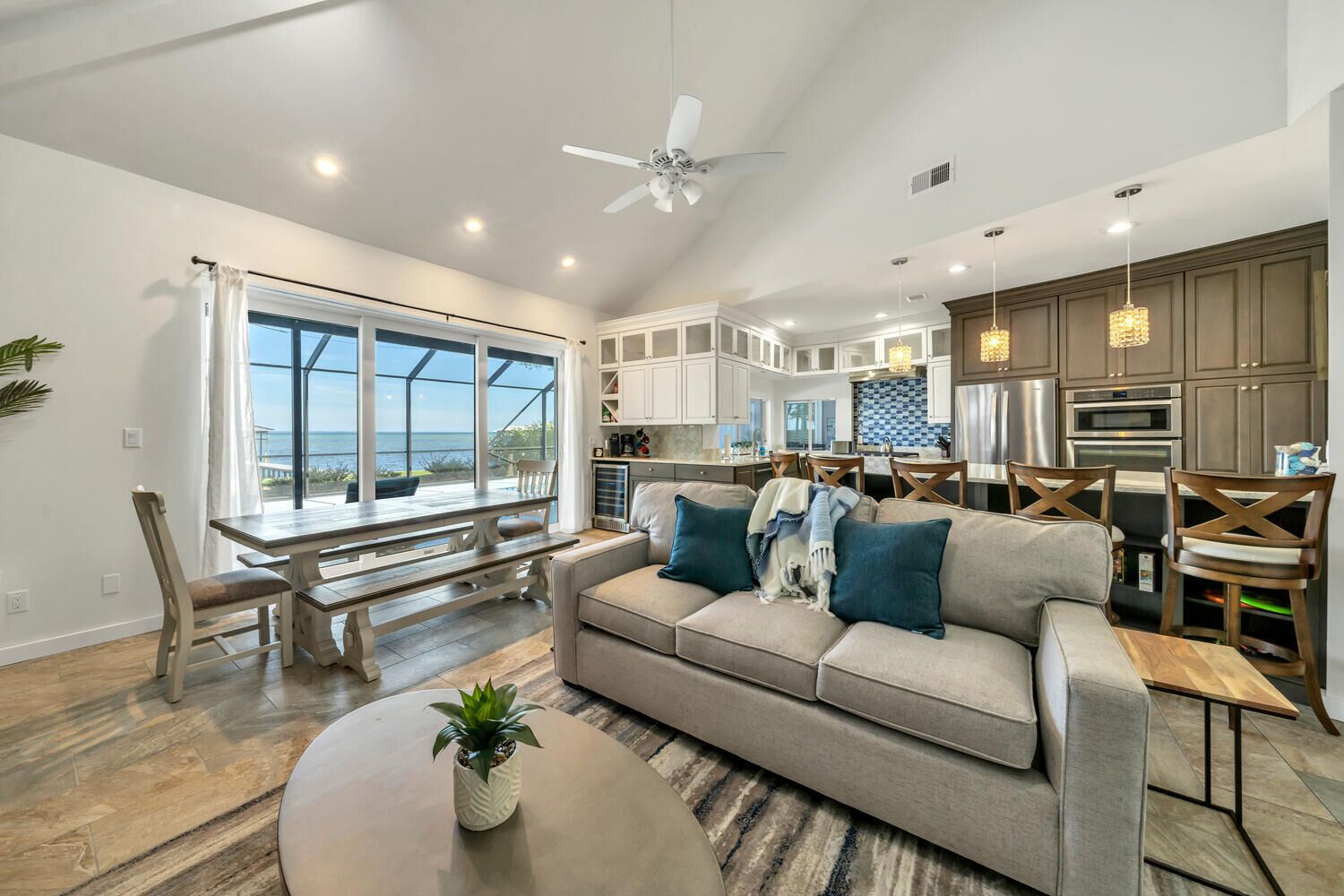 Smart TV, chimenea y libros 