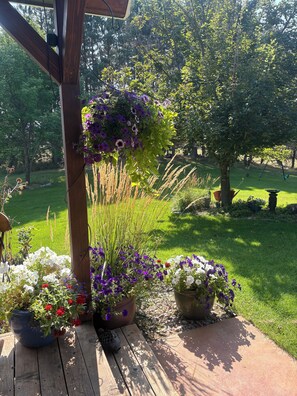 Property grounds - Stunning Bigfork Retreat 4BR/3BA Mountain Views & Montana Charm. Book Now! (Bigfork)