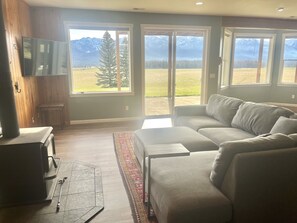 تلفزيون ذكي، مدفأة، كرة قدم الطاولة، تنس طاولة