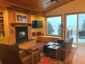 Smart TV, fireplace, foosball, table tennis - Stunning Bigfork Retreat 4BR/3BA Mountain Views & Montana Charm. Book Now! (Bigfork)