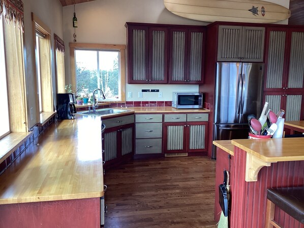 ثلاجة، ميكروويف، فرن، موقد طهي مسطح