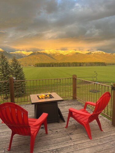 Stunning Bigfork Retreat 4BR/3BA Mountain Views & Montana Charm. Hike golf fish!