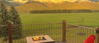 Stunning Bigfork Retreat 4BR/3BA Mountain Views & Montana Charm. Hike golf fish!