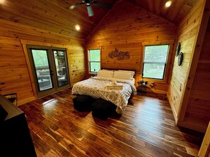 4 多间卧室、办公桌、熨斗/熨衣板、旅行婴儿床