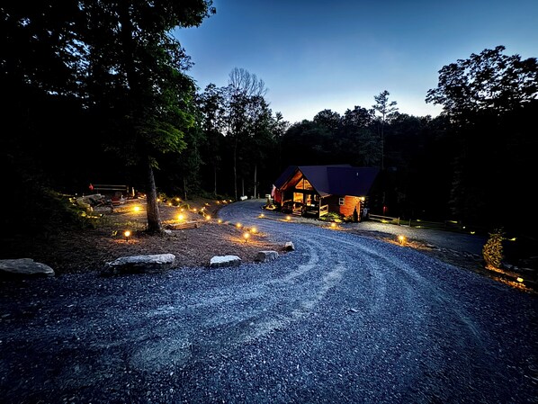 Property grounds - Summer Vaca Deals-Book Today; 8 min to Downtown - Hot Tub, Game Rm, Firepit (Blue Ridge)