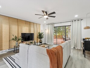 Living area - Modern Updated Oasis in Chesterfield On Golf Course (Richmond)