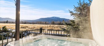 Hot Tub, Convenient Location- Mountain View Villa