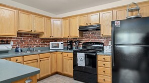 ثلاجة، ميكروويف، فرن، موقد طهي مسطح