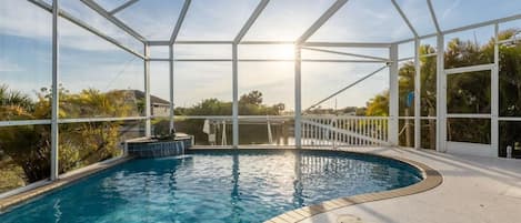 Una piscina al aire libre, una piscina climatizada