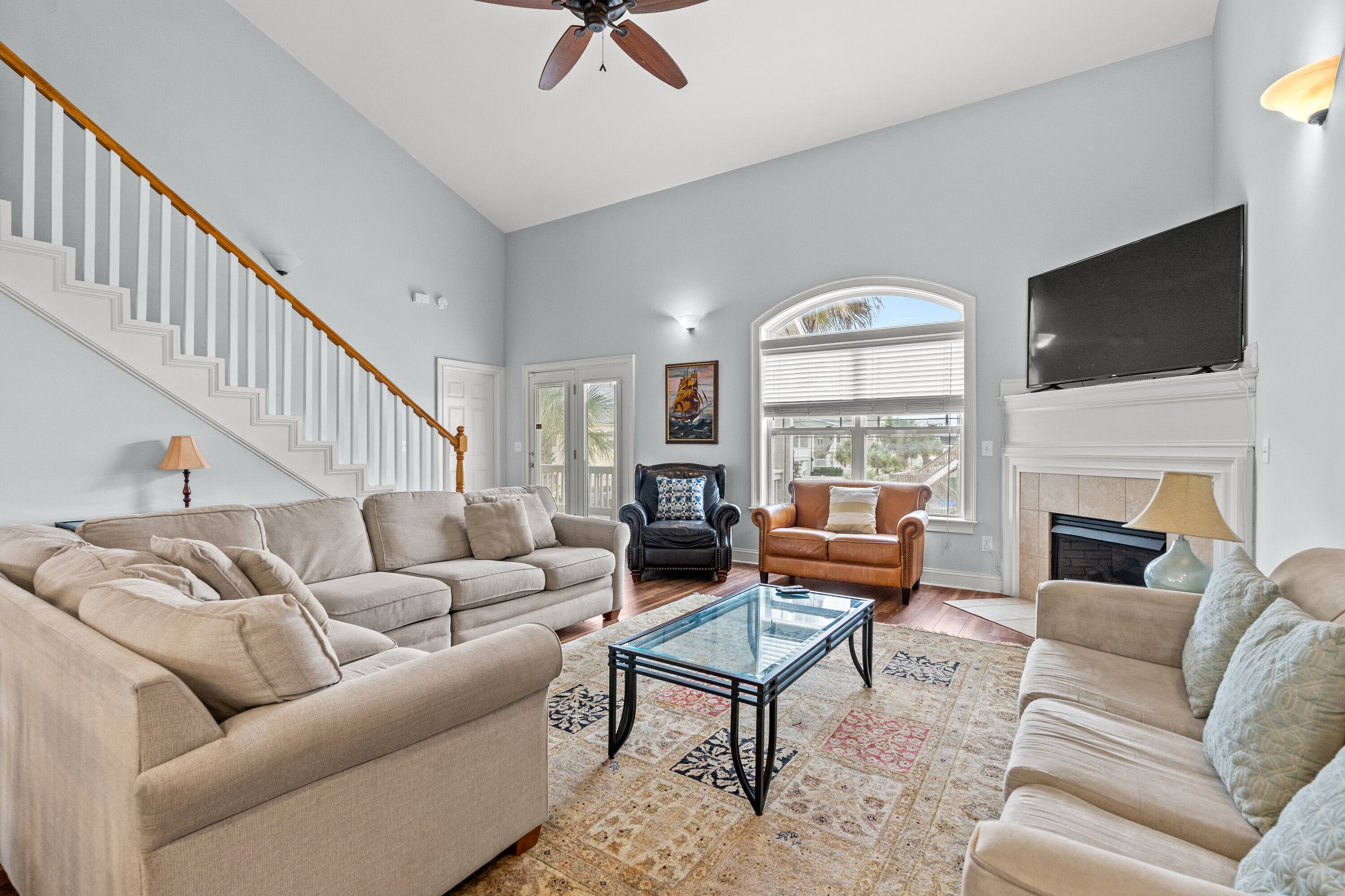 Smart TV, caminetto, lettore DVD