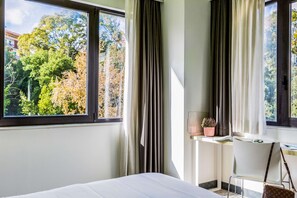 Minibar, caja de seguridad en la habitación y escritorio 