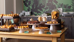 Een buffet met diverse gebakjes en patisserie.