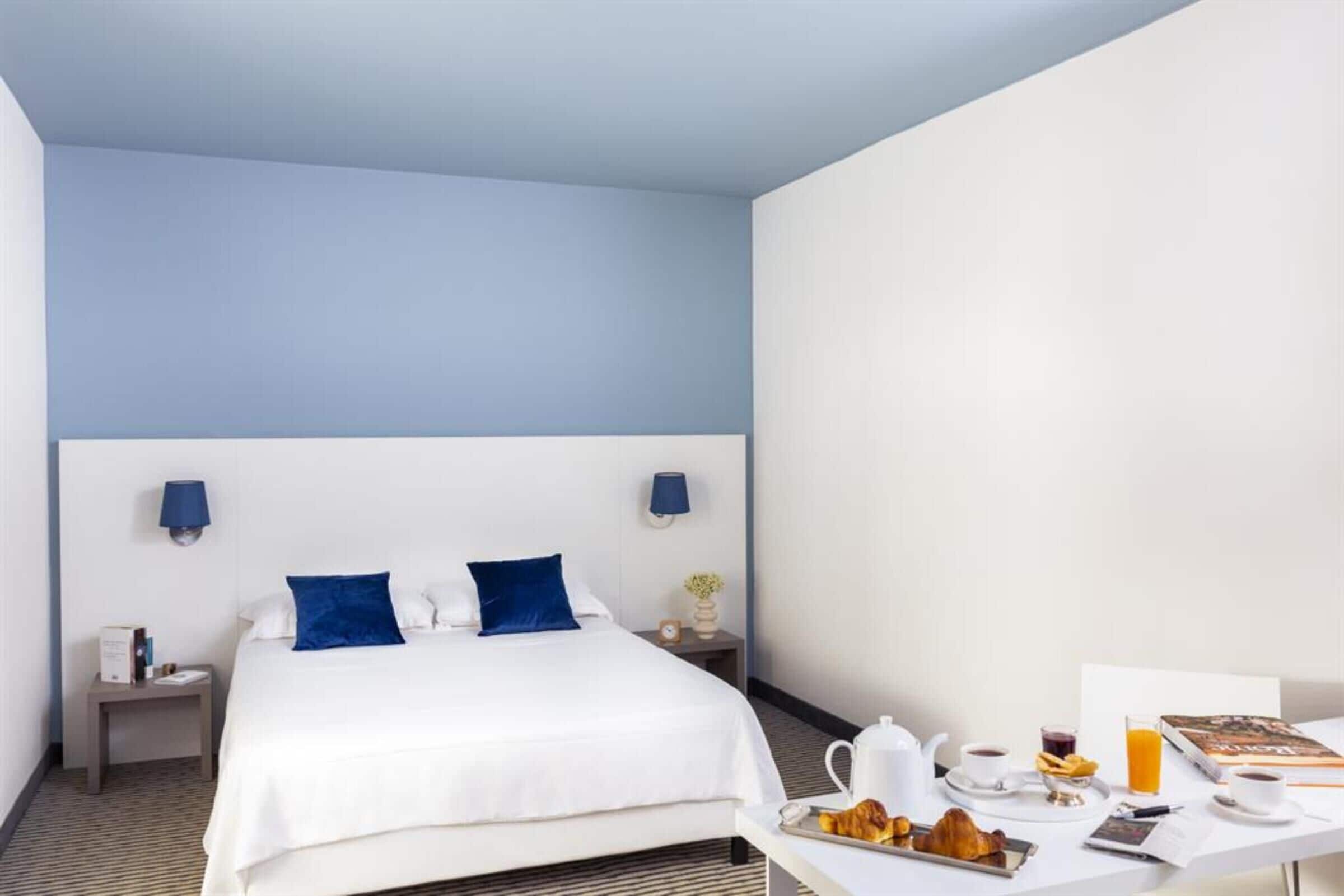 舒適三人房 | 迷你吧、房內夾萬、書桌、隔音