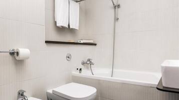 Ein modernes Badezimmer mit Toilette, Waschbecken und Badewanne.