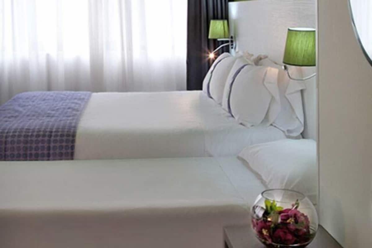 Economy Quadruple Room | Minibar, caja fuerte, escritorio y sistema de insonorización
