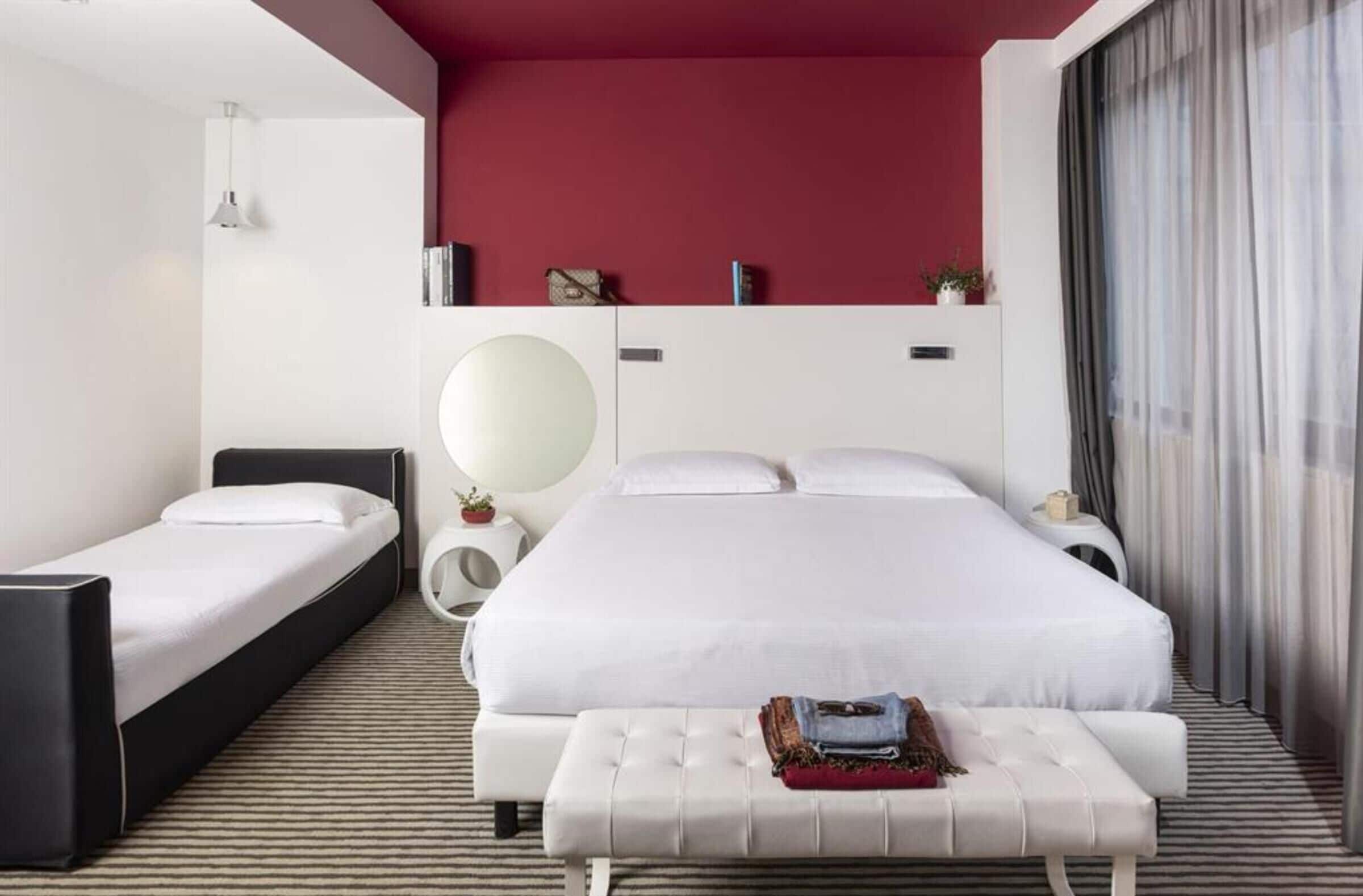 高級三人房 | 迷你吧、房內夾萬、書桌、隔音