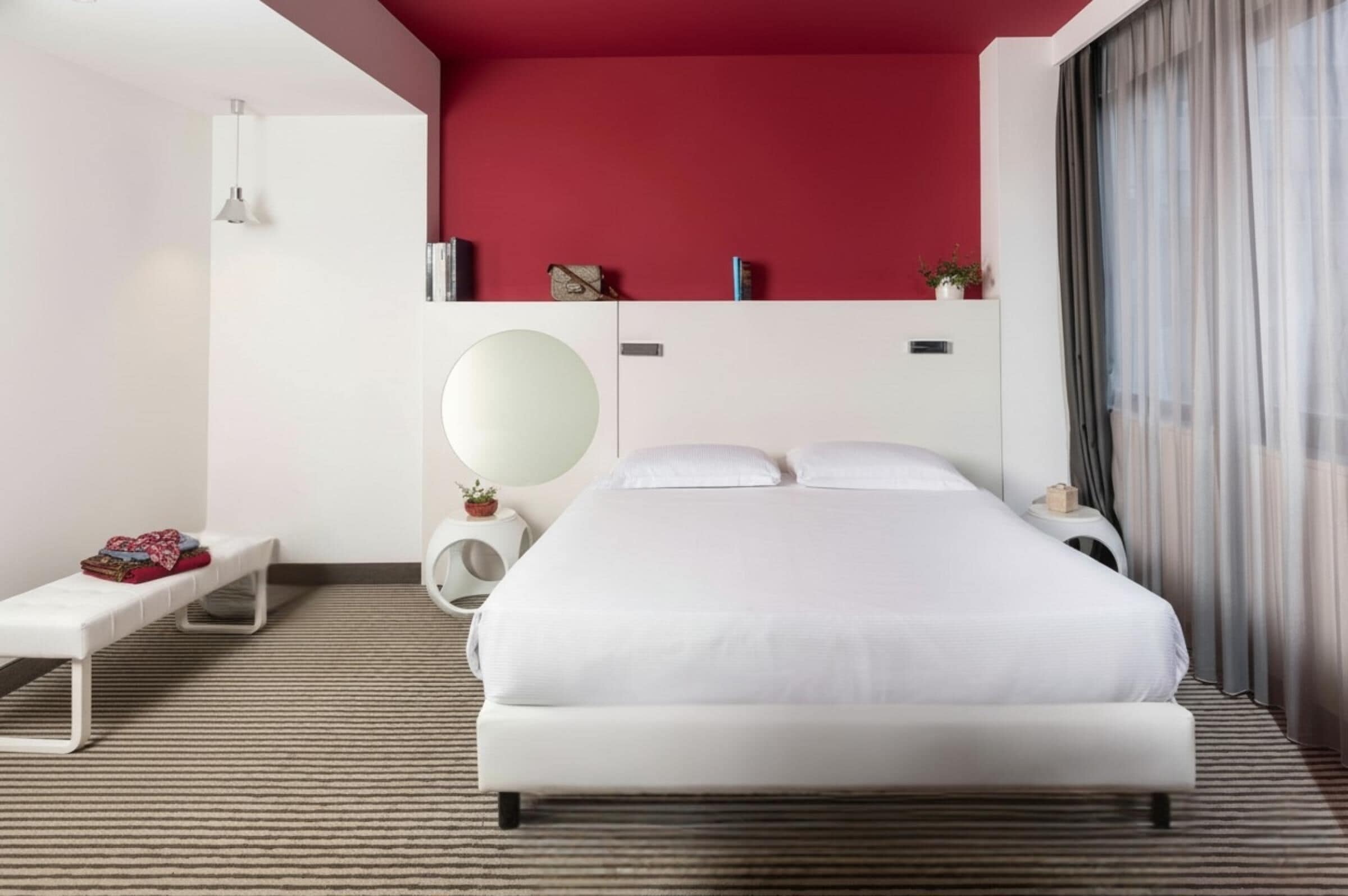 高級客房 | 迷你吧、房內夾萬、書桌、隔音