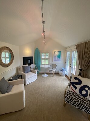 Smart TV, caminetto, impianto stereo