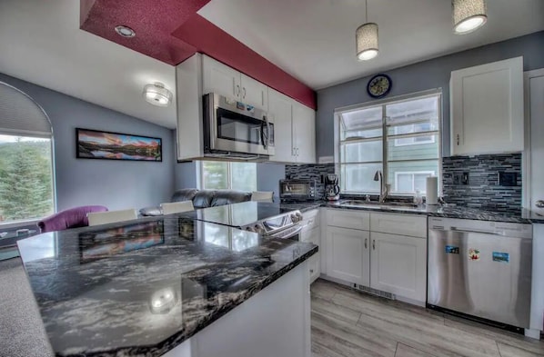 Fridge, microwave, oven, stovetop - Newly renovated entire home in the Rocky Mountains (Dillon)