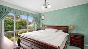 4 bedrooms, iron/ironing board, bed sheets