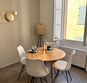 Dining - A cosy nest in the Suquet district, near the sea (Cannes)