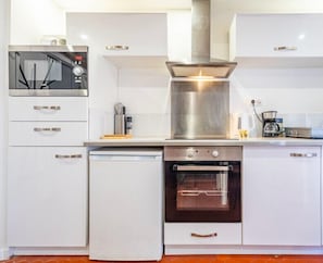 Réfrigérateur, four à micro-ondes, un four, lave-vaisselle