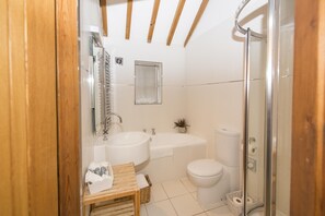 Champagne Junior Suite | Badezimmer | Kostenlose Toilettenartikel, Haartrockner, Handtücher, Seife