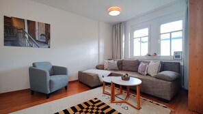 Smart-TV, DVD-Player, Bücher, Musikbibliothek