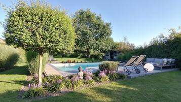 UtendĂžrsbasseng og et oppvarmet basseng