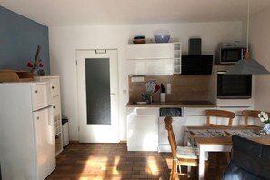 Kühlschrank, Mikrowelle, Ofen, Herdplatte
