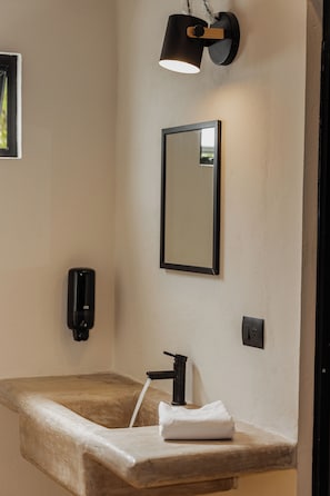 Shower, towels, soap, shampoo - Caleta Hostel (Cancun)