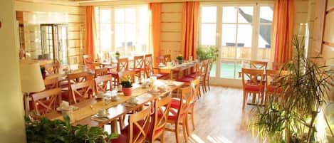 Frukostbuffé varje dag (EUR 14 per person)
