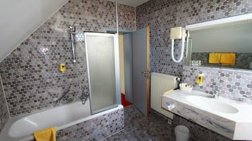 Suite studio Junior | Salle de bain | Séchoir à cheveux, serviettes fournies