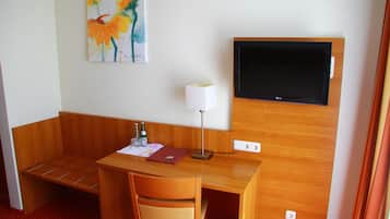 Escritorio, wifi gratis y ropa de cama