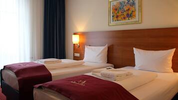 Escritorio, wifi gratis y ropa de cama