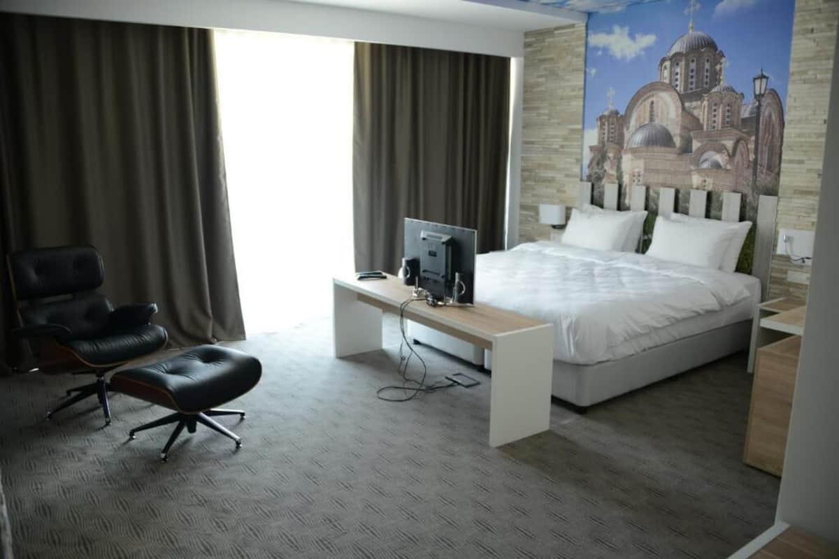 Camera Comfort con letto matrimoniale o 2 letti singoli | 1 camera, minibar, cassaforte in camera, una scrivania