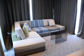 Juniorsvit | Minibar, värdeförvaringsskåp på rummet, skrivbord och ljudisolering