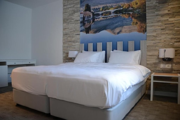 Minibar, värdeförvaringsskåp på rummet, skrivbord och ljudisolering