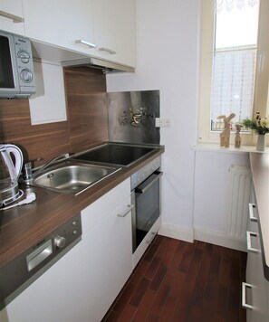 Kühlschrank, Mikrowelle, Ofen, Geschirrspüler