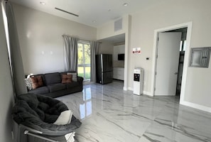 Living area - 🏝Independent Guest House w/pool.>free parking🏝 (Princeton)