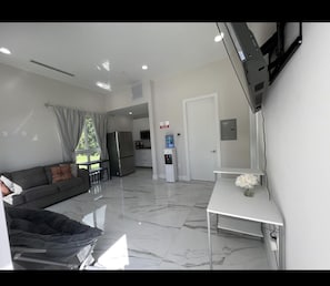 Living area - 🏝Independent Guest House w/pool.>free parking🏝 (Princeton)