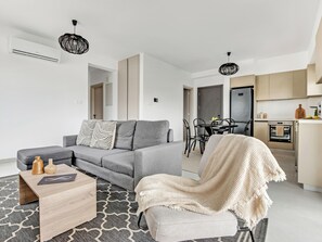 Apartment, 2 Bedrooms, Balcony, City View | Living room