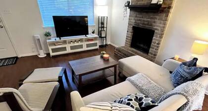 Lovely 2-bedroom Condo! Easy Access to Downtown!