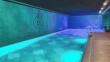 Kolam renang indoor
